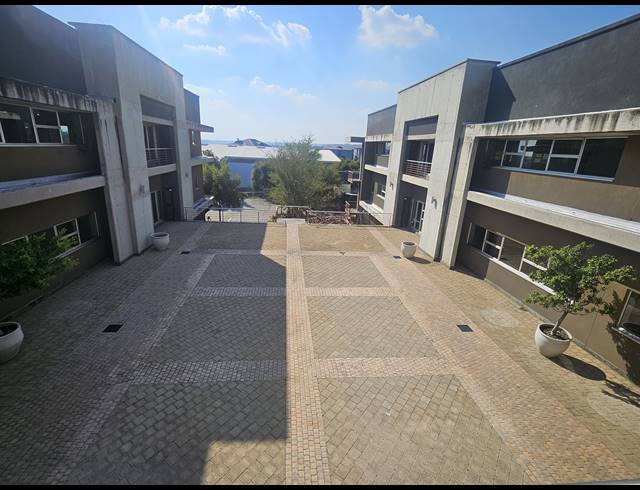 4,730M² OFFICE FOR SALE IN LONGMEADOW